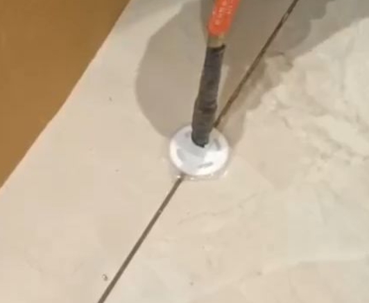 开原瓷砖空鼓维修公司专业解答瓷砖在铺贴过程中，如果没有涂抹均匀到位的粘结材料（如水泥砂浆或瓷砖胶），可能会导致以下问题